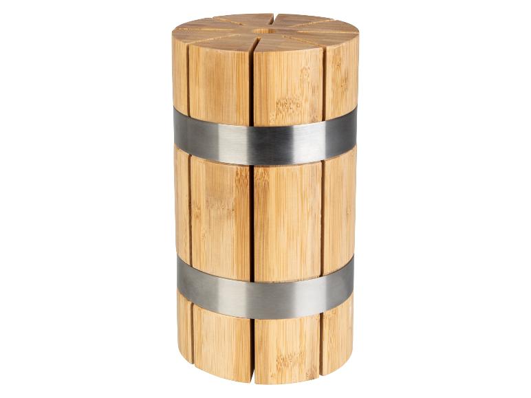 Een houten messenblok van bamboe met metalen banden.