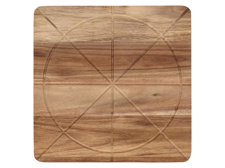 Houten snijplank met een gegraveerde cirkel en lijnen.