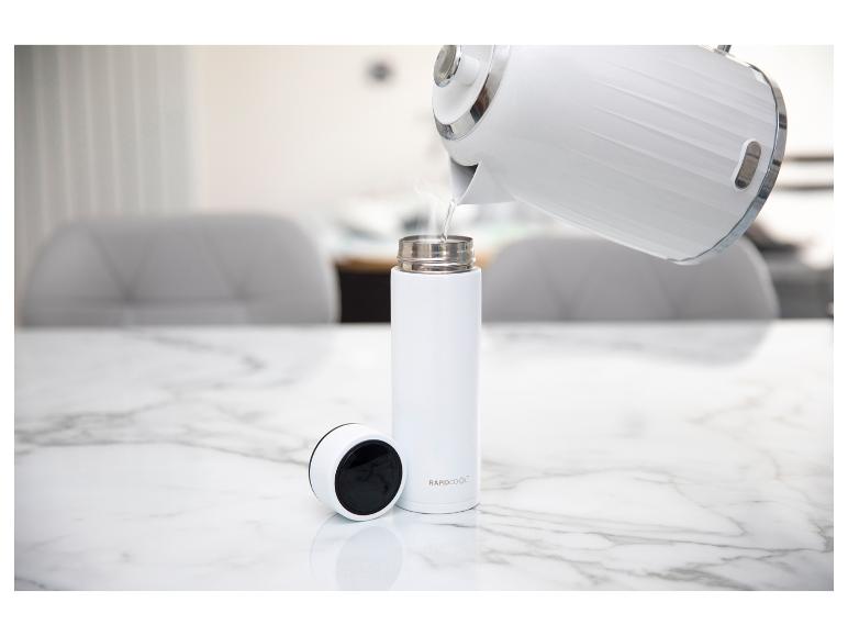 Witte waterkoker giet heet water in een witte RAPIDCOOL thermosfles op een marmeren aanrecht.