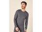 Man in donkergrijs thermoshirt met lange mouwen en bijpassende broek