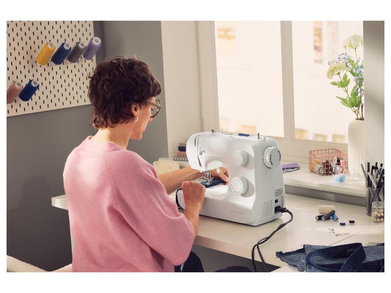 Vrouw naait met de SILVERCREST naaimachine SNM 33 D2.