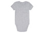 Een grijs babypakje met korte mouwen.
