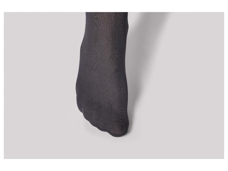 Close-up van de teen van een zwarte panty.