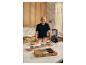 Andre Agassi in een keuken met premium koperen kookgerei en een Silvercrest-blender.