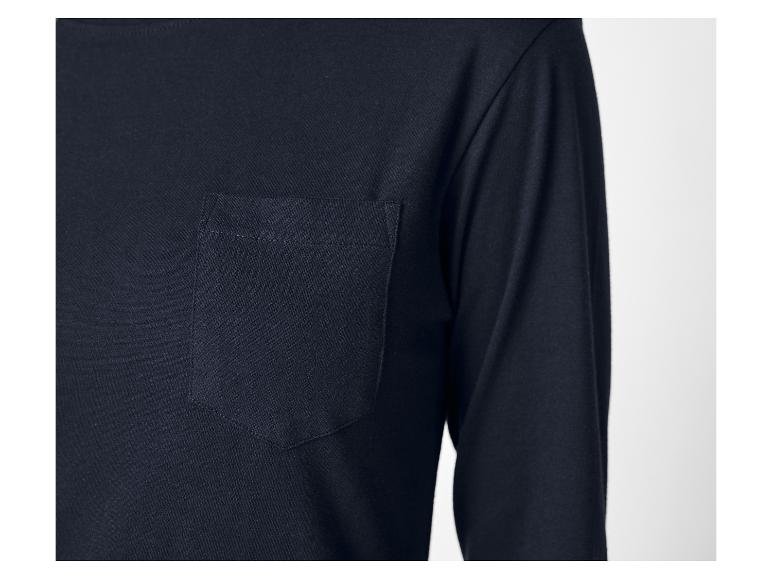 Donker T-shirt met lange mouwen en borstzak.