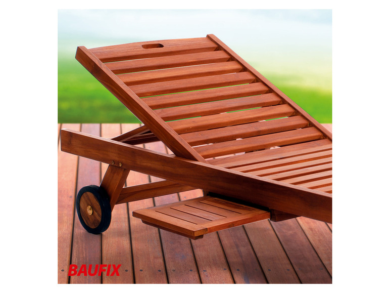 Een houten ligstoel met wielen van Baufix.
