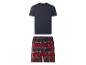 Donkerblauw T-shirt met korte mouwen en rode geruite shorts.