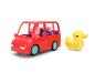 Rode speelgoedauto met figuren en een gele badeend.
