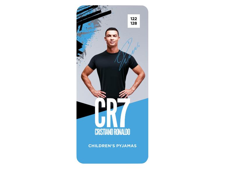 Verpakking van kinderpyjama met afbeelding van voetballer en CR7-tekst.