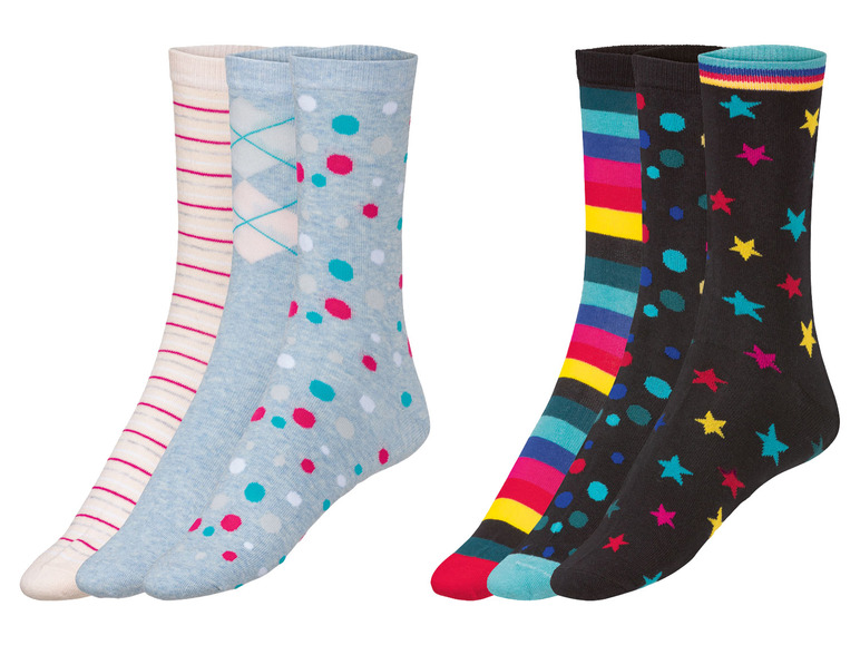 Zes paar sokken met verschillende patronen, waaronder strepen, stippen en sterren.