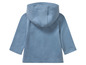 Een blauwe hoodie met lange mouwen.
