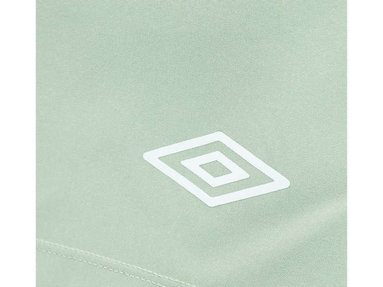 Een lichtgroene broek met een wit logo van Hummel.