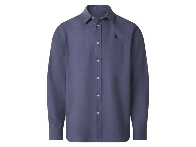 Donkerblauw overhemd met lange mouwen, witte knopen en een klein geborduurd logo op de borst.
