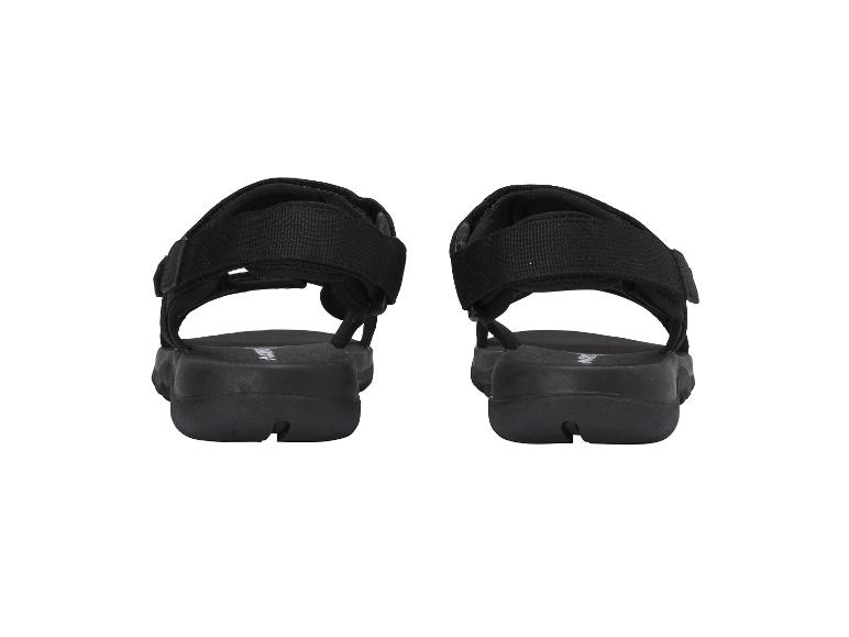 Paar zwarte herensandalen, achteraanzicht