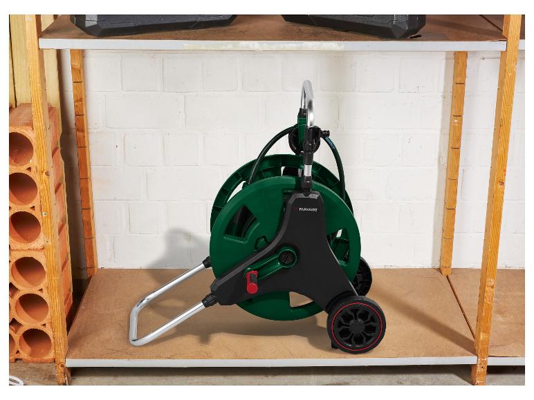 PARKSIDE slanghaspelwagen met slang, op een plank in een opslagruimte.