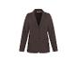 Bruine damesblazer met twee knopen en zakken.