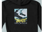 Een zwarte hoodie met een print van een skateboarder en de tekst 'Skate the World'.