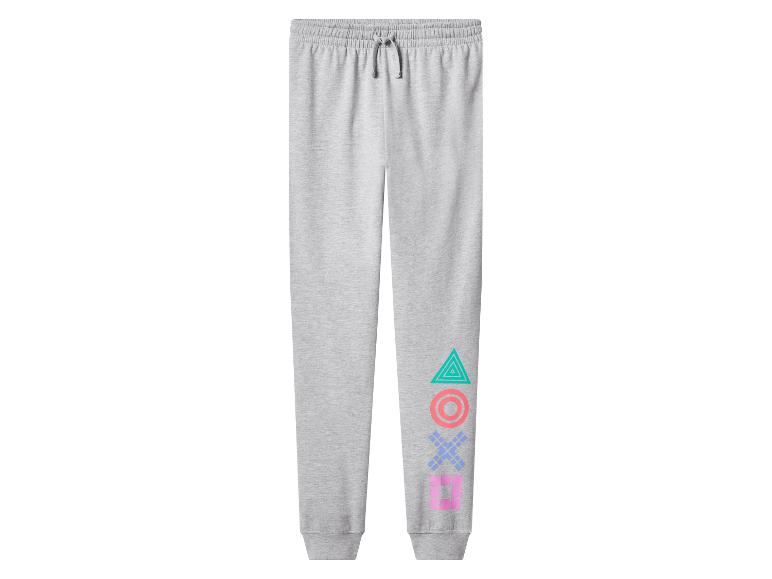 Grijze joggingbroek met kleurrijke PlayStation-symbolen op de pijp.