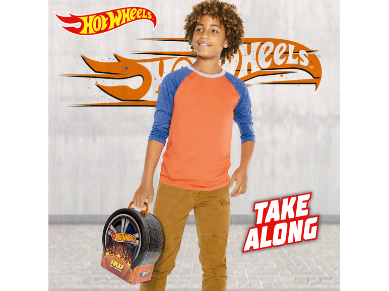 Jongen houdt een speelgoedkoffer in de vorm van een wiel vast met de tekst TAKE ALONG.