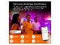Mensen feesten met slimme verlichting die wordt bediend via een telefoonapp met kleur- en helderheidsregelaars.