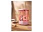 Roze make-upkwastenreiniger met kwasten in water, op een houten aanrecht.