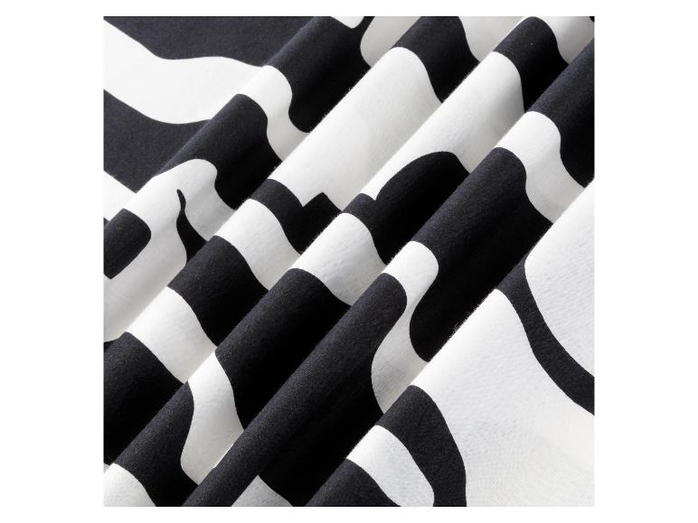 Zwart-wit gestreept textiel met een golvend patroon.