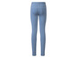 Een paar blauwe skinny jeans voor dames.