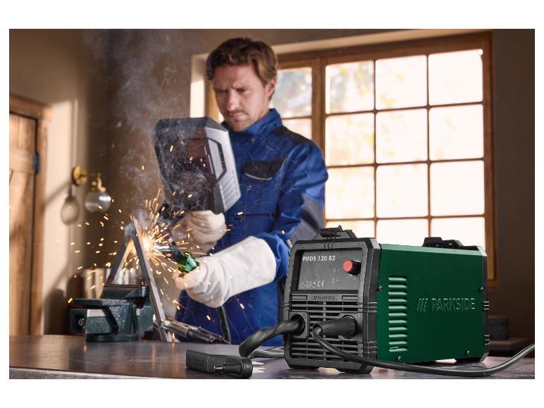 Man last met een Parkside PIFDS 120 B2 lasapparaat in een werkplaats
