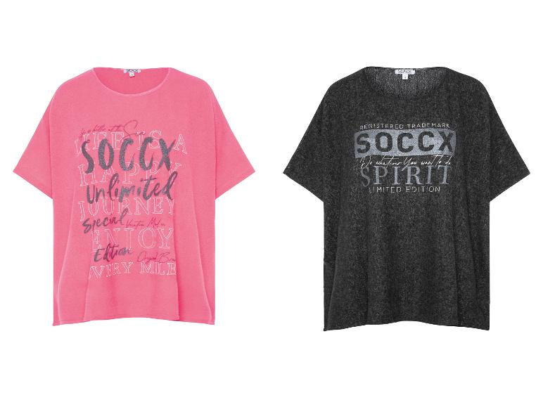 Twee SOCCX-shirts, één roze met tekst en één donkergrijs met tekst.