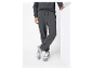 Grijze joggingbroek en New Balance sneakers.
