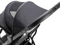 Een zwarte Bugaboo kinderwagen met een zonnescherm.