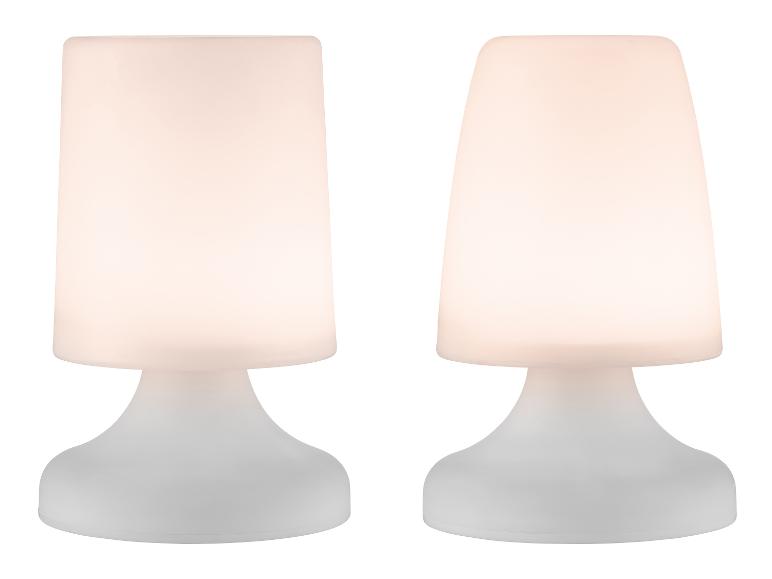 Twee witte tafellampen met warm licht, met een vergelijkbare voet en kap.
