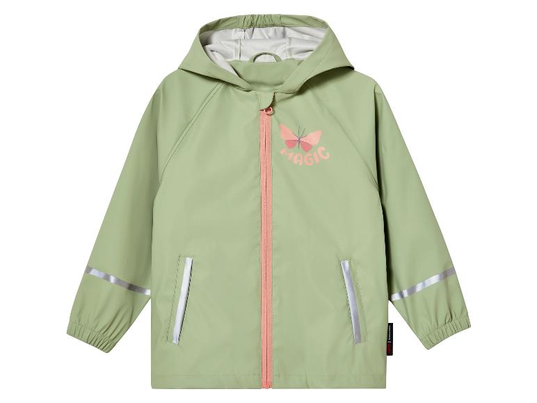 Een groene regenjas met een vlinderprint en 'MAGIC' tekst.