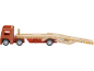 Houten speelgoedautotransporter met neerklapbare oprit en gele strepen.