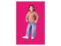 Lachend meisje in een roze gewatteerde jas, wijde jeans en witte sneakers.