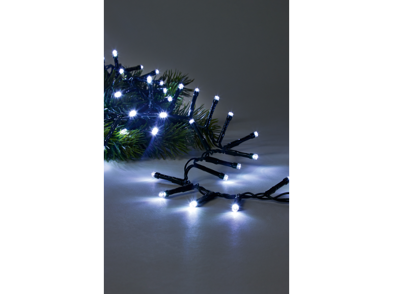 Kerstverlichting met witte LED-lampjes en groene dennennaalden.