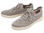Een paar grijze gebreide sneakers met beige zolen.