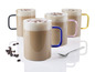 Vier glazen mokken met cappuccino, met gekleurde handvatten.
