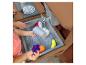 Kinderen spelen met een houten modderkeuken met stromend water en speelaccessoires.