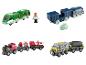 Speelgoedtreinset met locomotieven, wagons en een figuur.