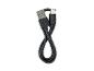 Zwarte USB-A naar USB-C oplaadkabel opgerold in een achtvorm op een witte achtergrond.