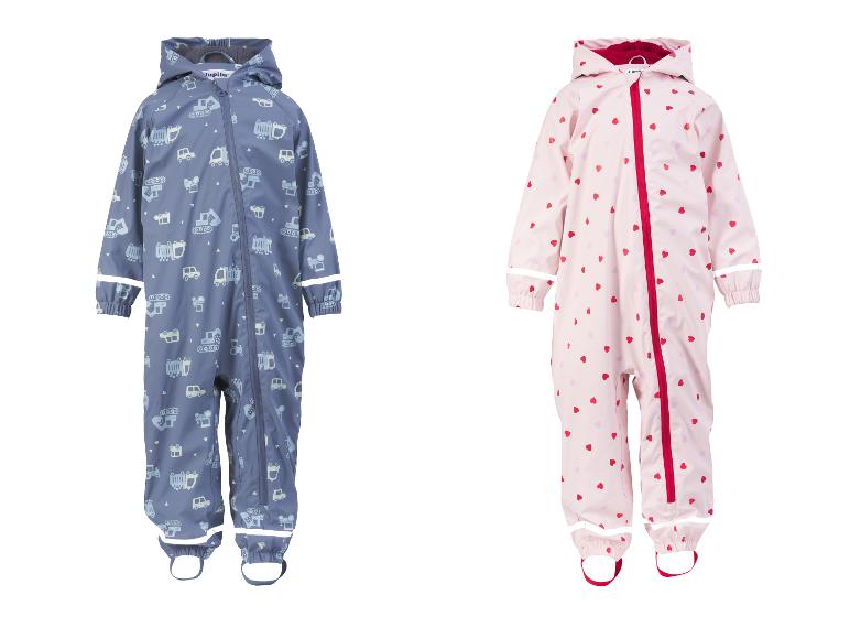 Twee kinderregenpakken: één blauw met bouwvoertuigen, één roze met hartjes.