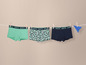 Drie boxershorts met 'Skate'-print hangen aan een waslijn.