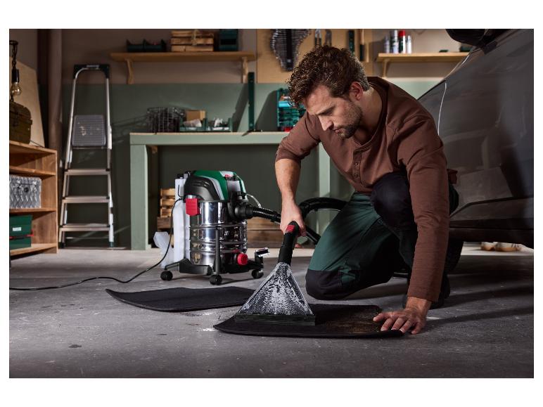 Man reinigt automat met nat- en droogzuiger.