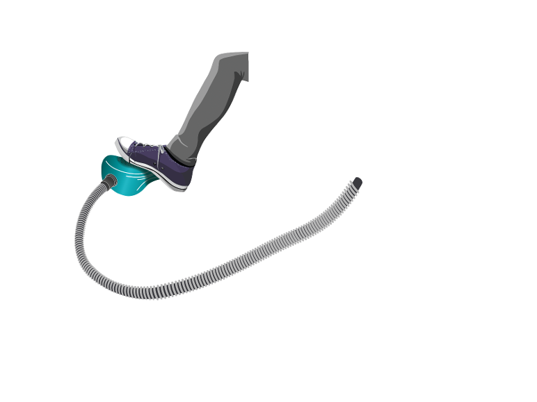 Voet die een apparaat met flexibele slang bedient.