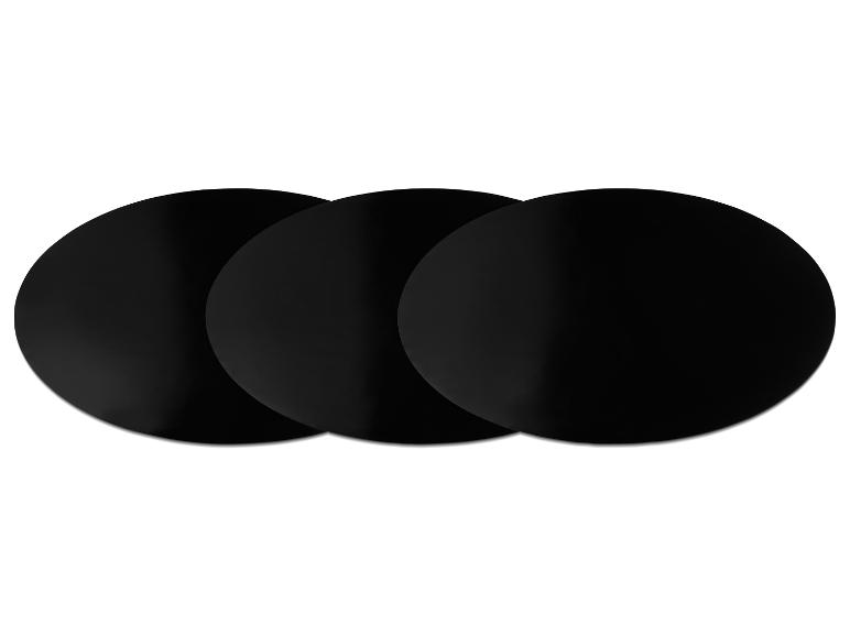 Drie zwarte ronde schijven, mogelijk om te koken of te serveren, horizontaal gerangschikt