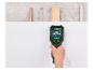 Hand houdt een digitale muurscanner vast die hout, leidingen en draden achter een muur detecteert.