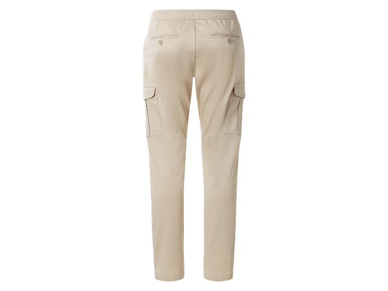 Beige cargobroek met elastische tailleband en zijzakken, achteraanzicht.