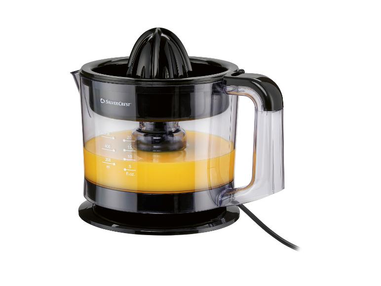 SilverCrest citruspers met sinaasappelsap in een transparante container.