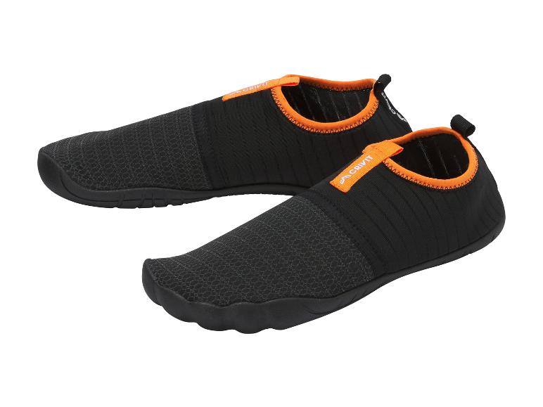 Paar zwarte en oranje waterschoenen met gestructureerde zolen